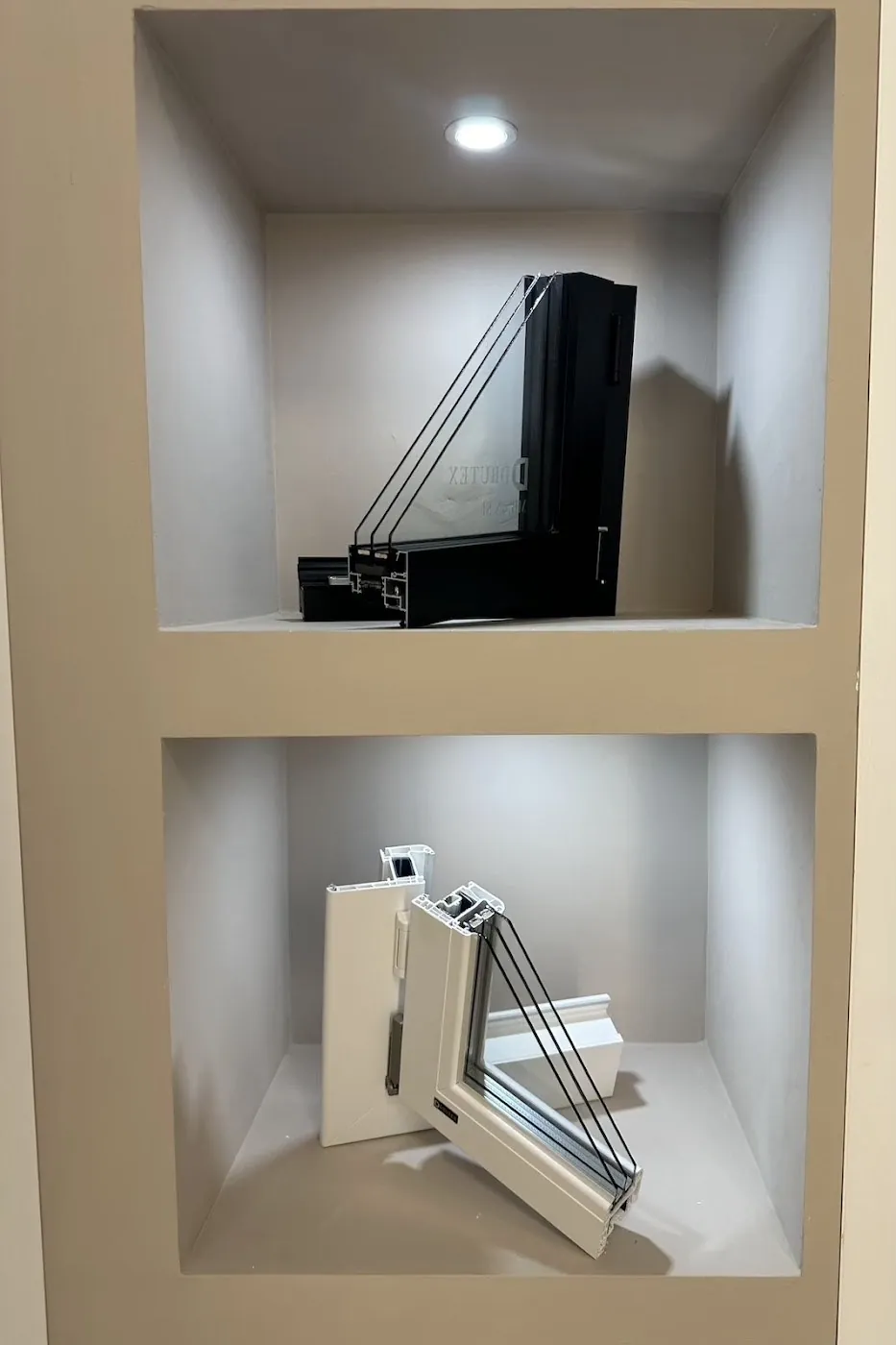Campioni e accessori esposti nello showroom Marea Infissi