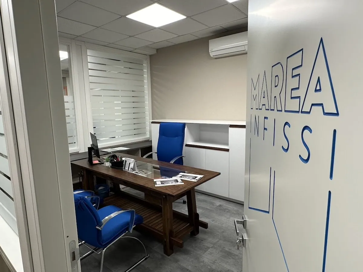 Area accoglienza dello showroom Marea Infissi