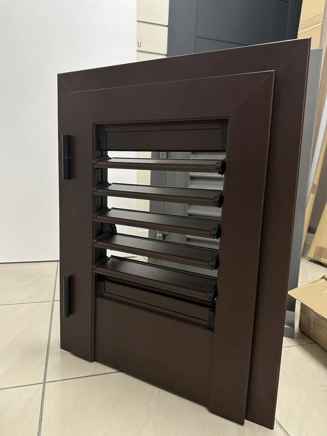Campione e materiale esposto nello showroom Marea Infissi