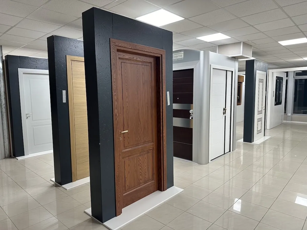 Esposizione di porte e finiture nello showroom Marea Infissi