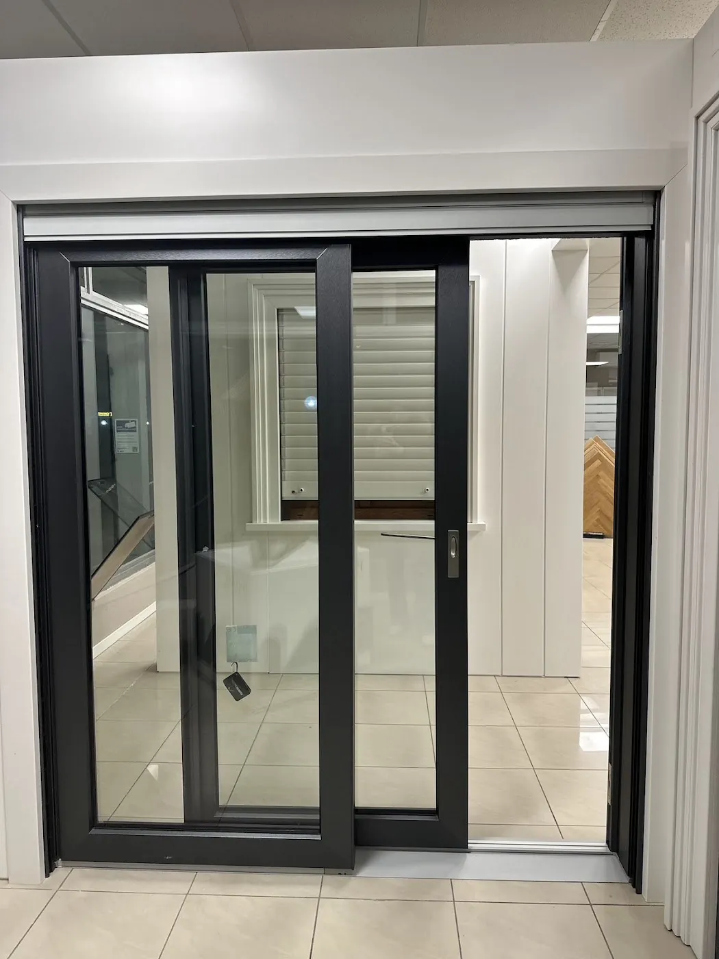 Campione e materiale esposto nello showroom Marea Infissi